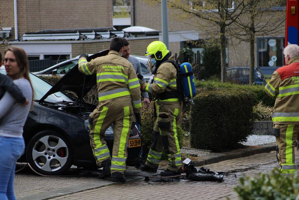 Brandweer blust brandend motoronderdeel