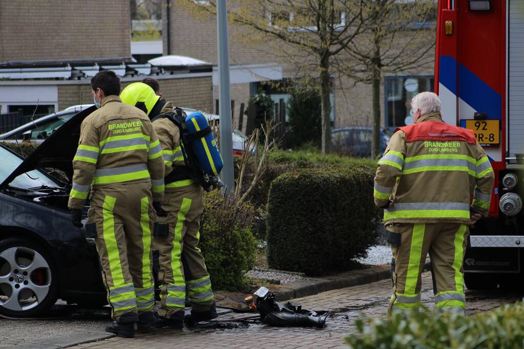 Brandweer blust brandend motoronderdeel