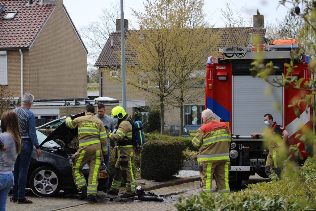 Brandweer blust brandend motoronderdeel