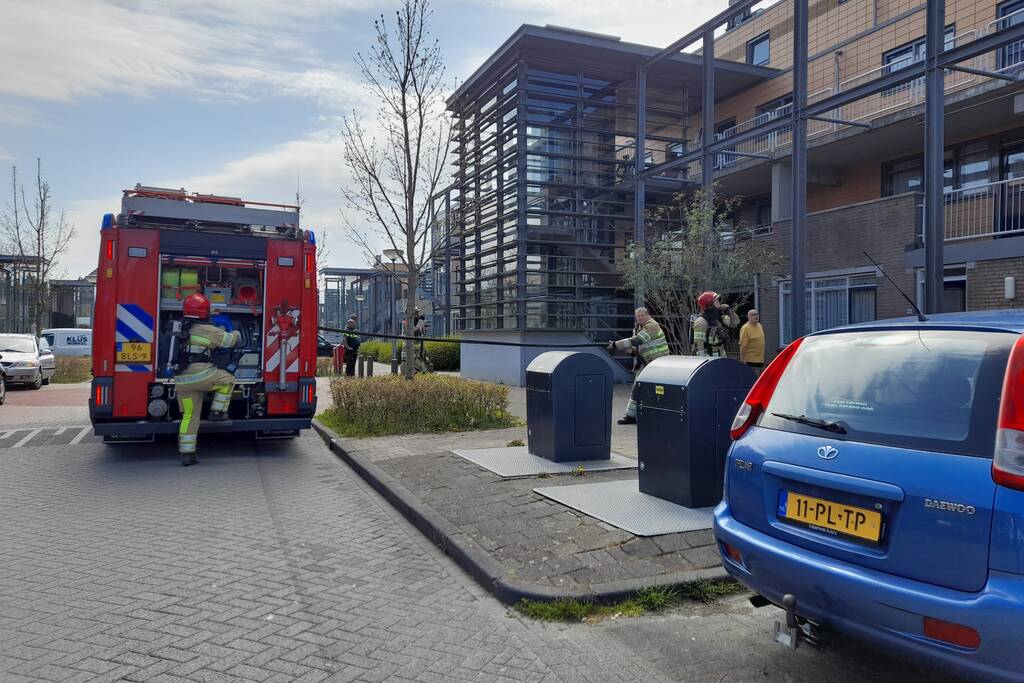 Houten plank tegen appartement vat vlam