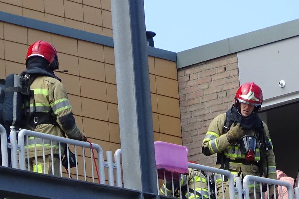 Houten plank tegen appartement vat vlam