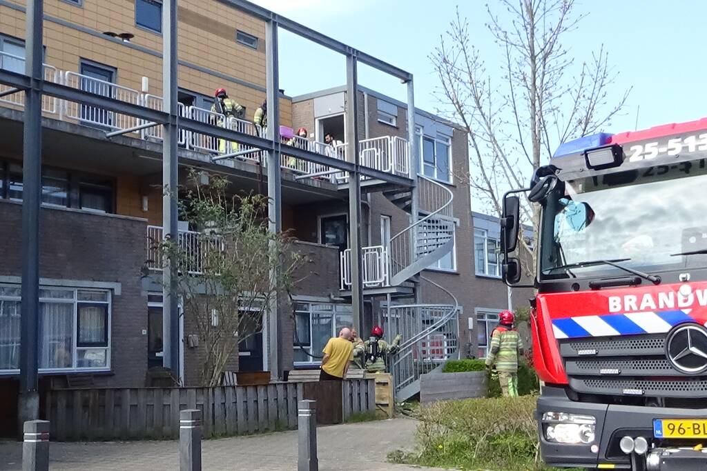 Houten plank tegen appartement vat vlam