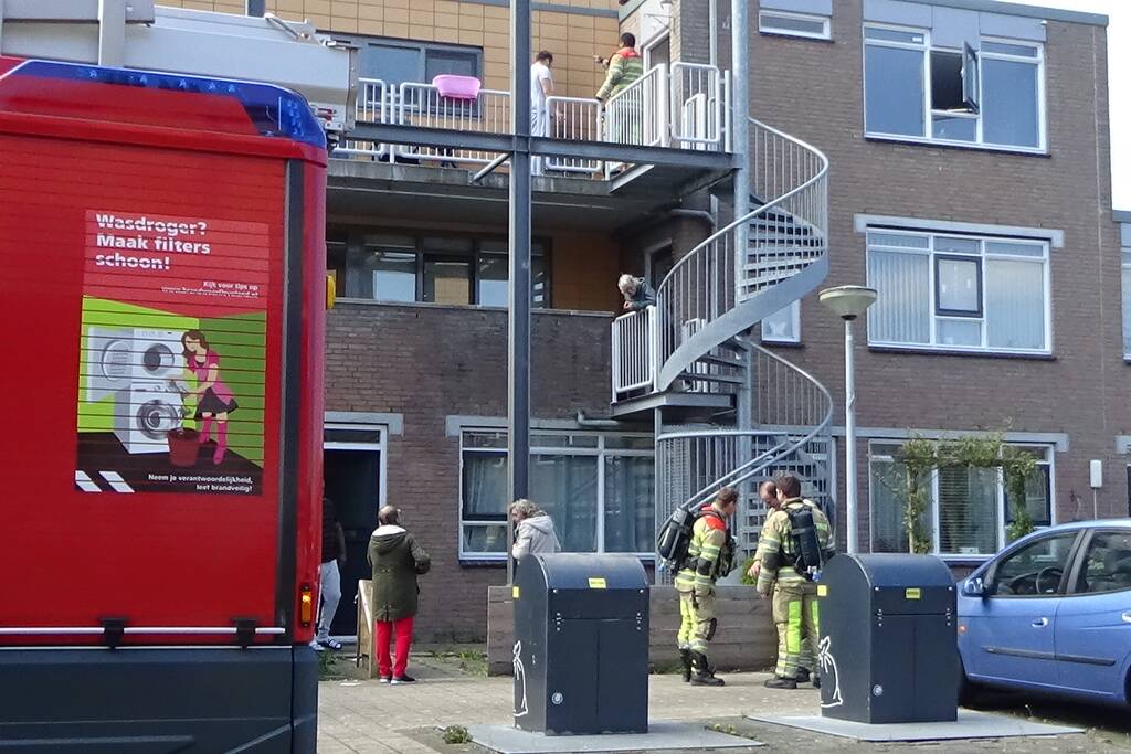 Houten plank tegen appartement vat vlam