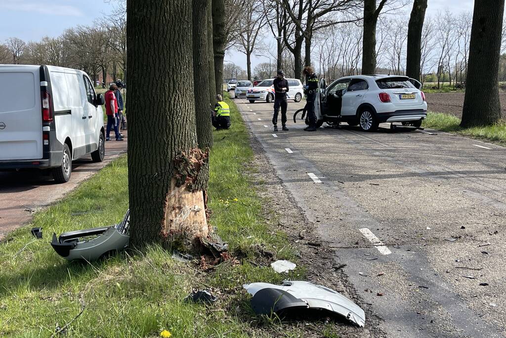 Automobilist eindigt tegen auto tegen boom
