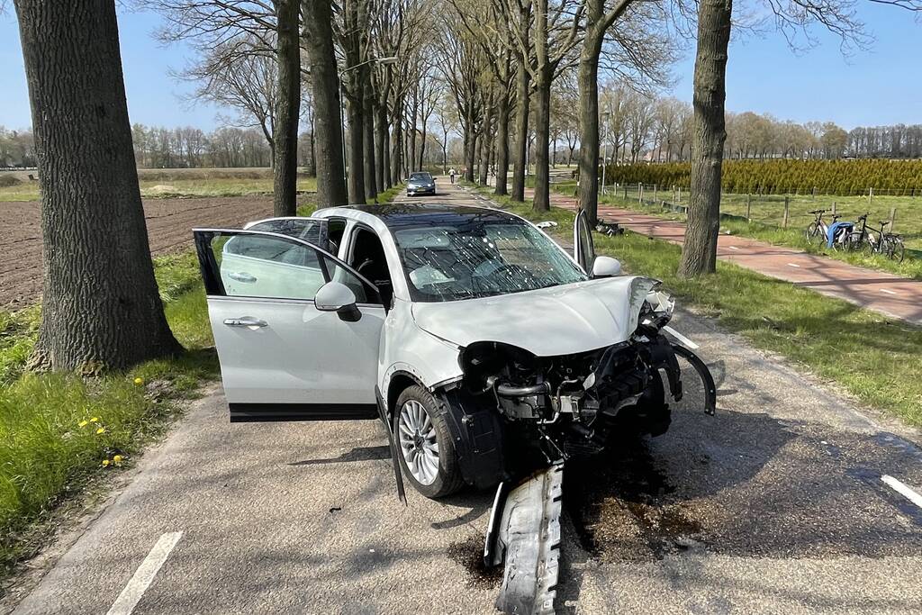 Automobilist eindigt tegen auto tegen boom