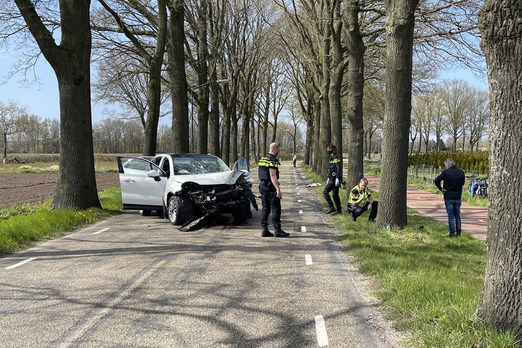 Automobilist eindigt tegen auto tegen boom