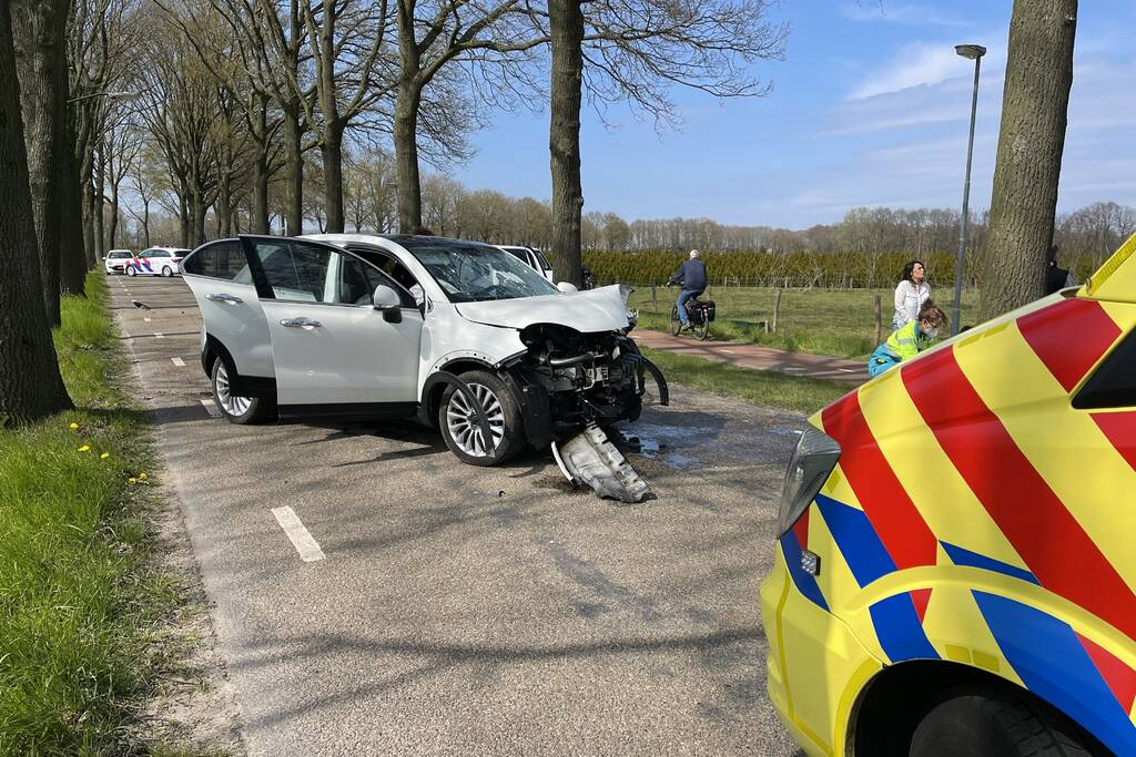 Automobilist eindigt tegen auto tegen boom