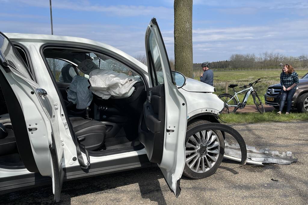 Automobilist eindigt tegen auto tegen boom