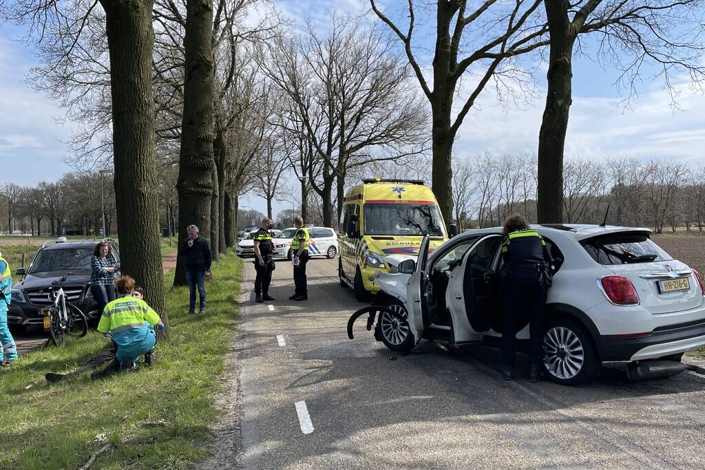 Automobilist eindigt tegen auto tegen boom