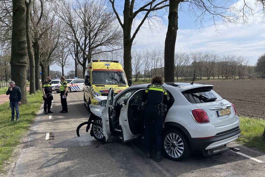 Automobilist eindigt tegen auto tegen boom