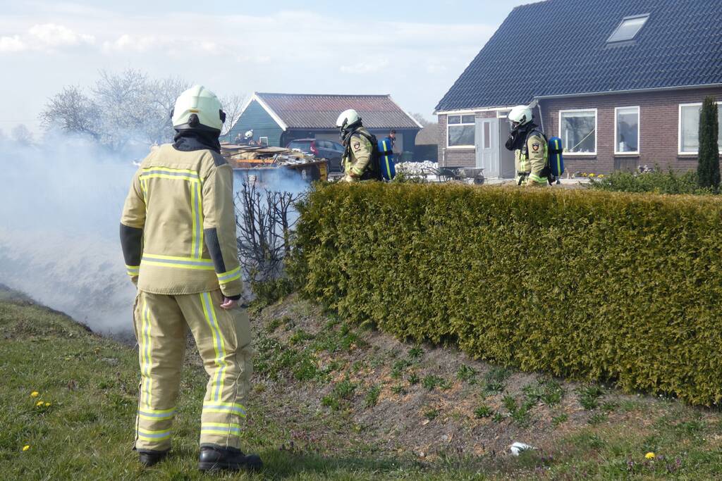 Coniferenhaag in brand