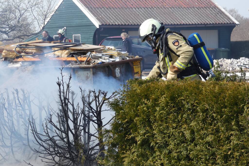 Coniferenhaag in brand