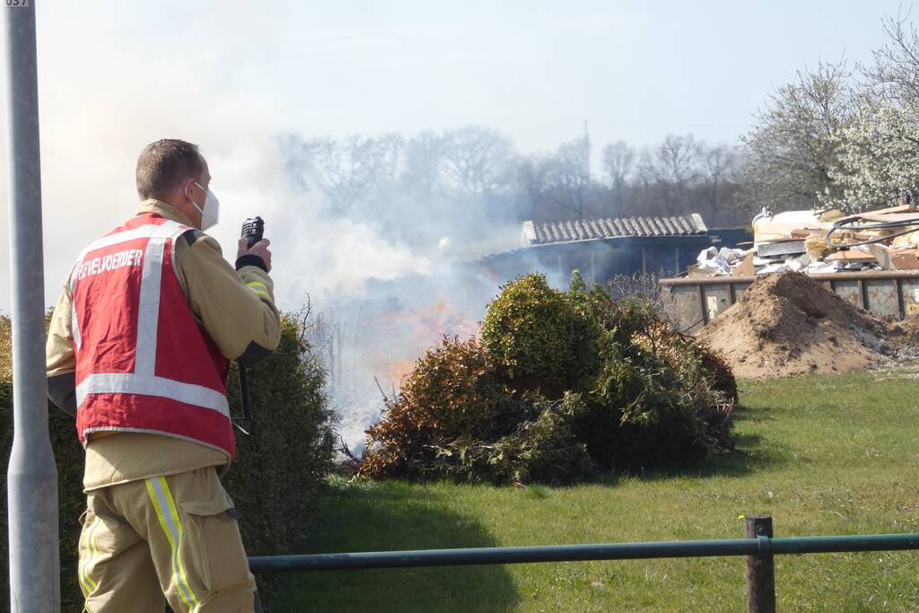 Coniferenhaag in brand