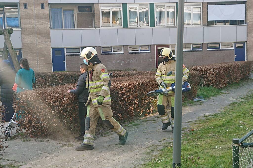 Kind vast in speeltoestel