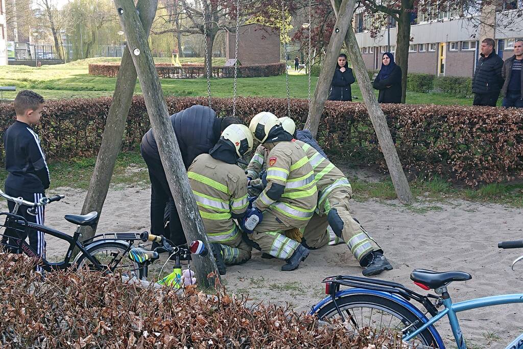 Kind vast in speeltoestel