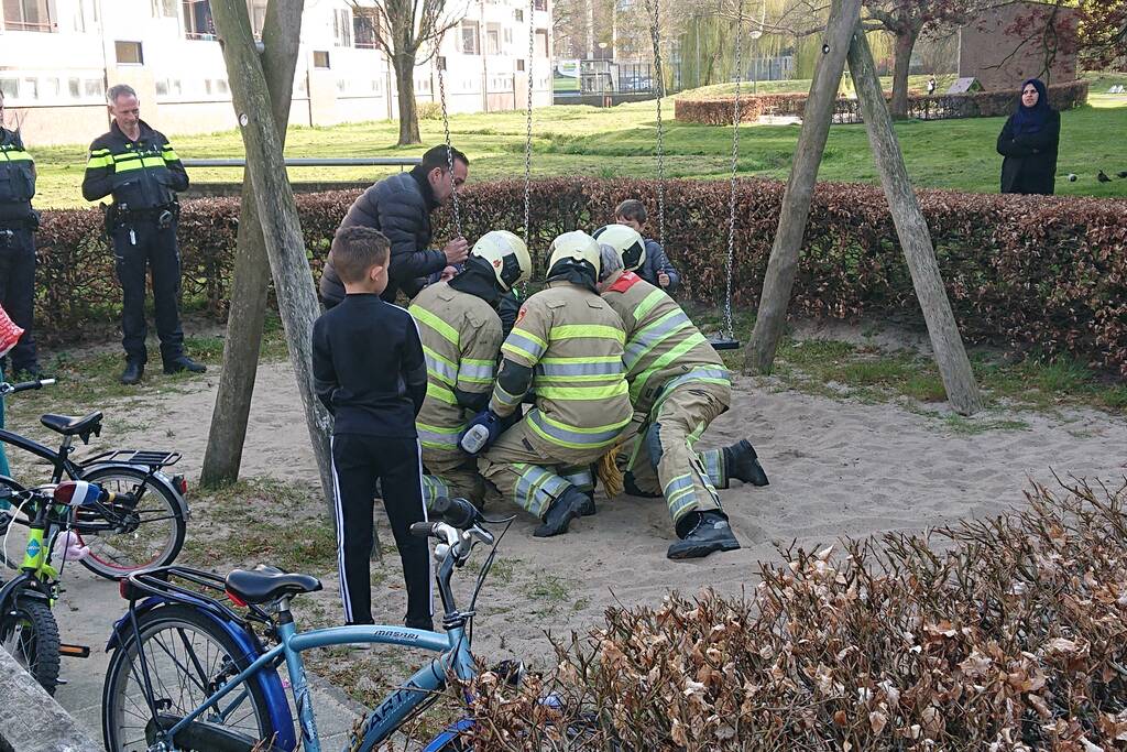 Kind vast in speeltoestel