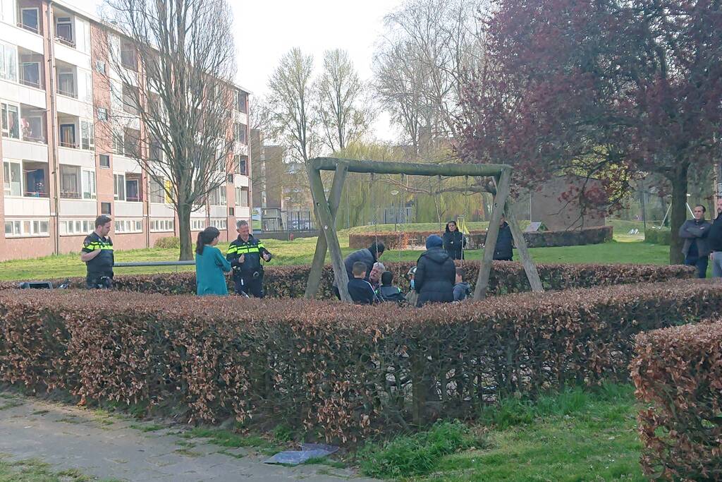 Kind vast in speeltoestel