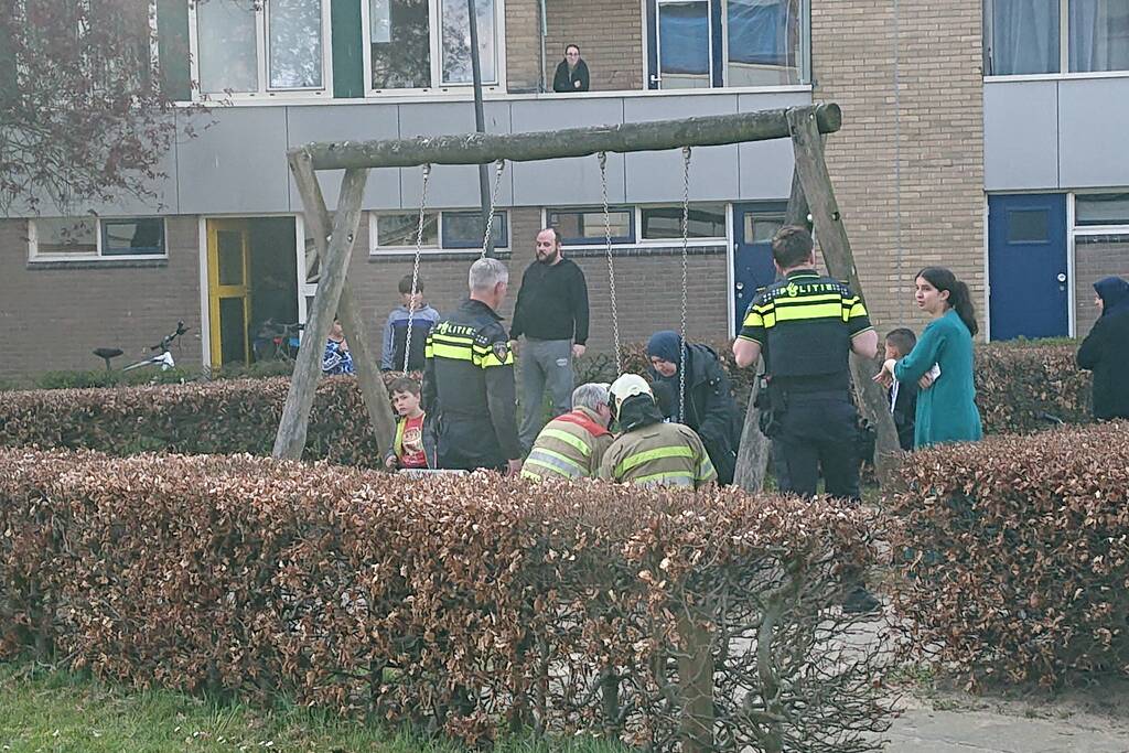 Kind vast in speeltoestel