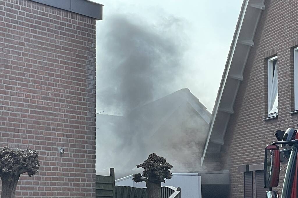 Uitslaande brand in schuur bij woning