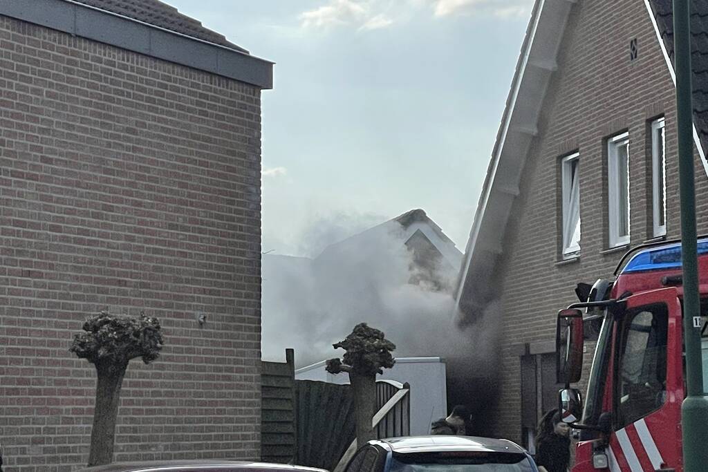 Uitslaande brand in schuur bij woning