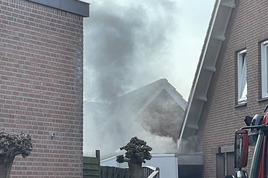 Uitslaande brand in schuur bij woning