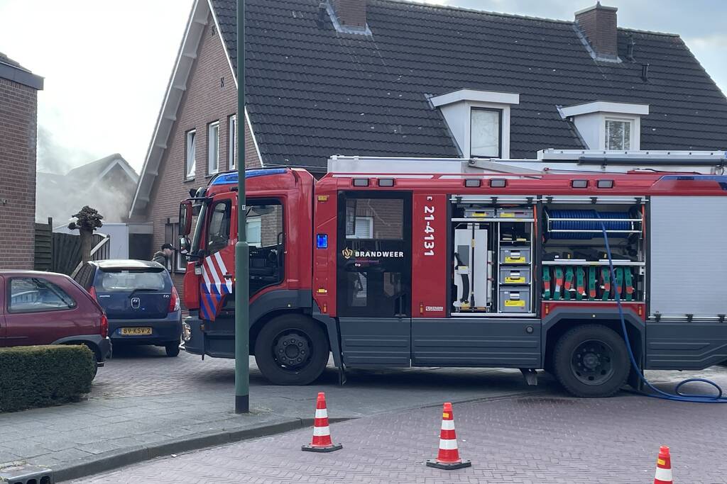 Uitslaande brand in schuur bij woning