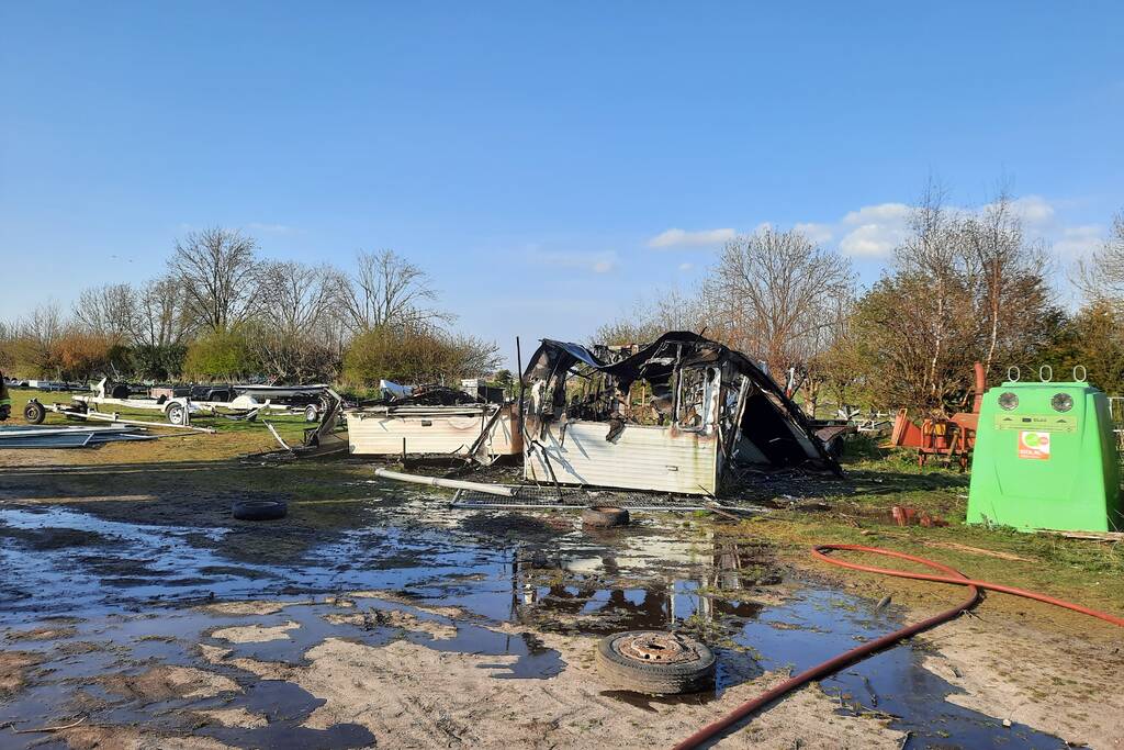 Twee stacaravans volledig uitgebrand