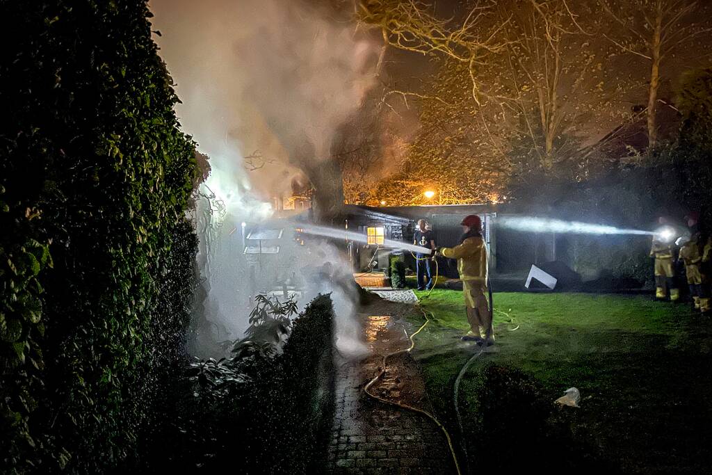 Smeulende kolen in container veroorzaken flinke brand