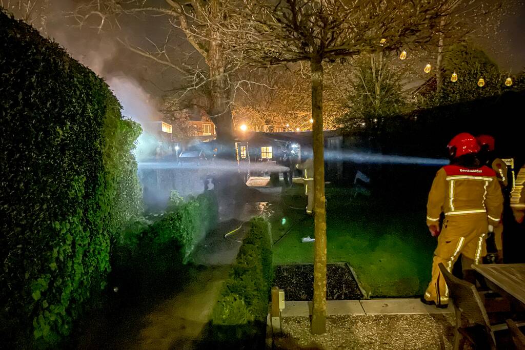 Smeulende kolen in container veroorzaken flinke brand