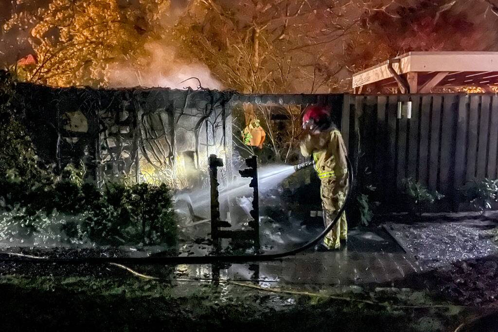 Smeulende kolen in container veroorzaken flinke brand