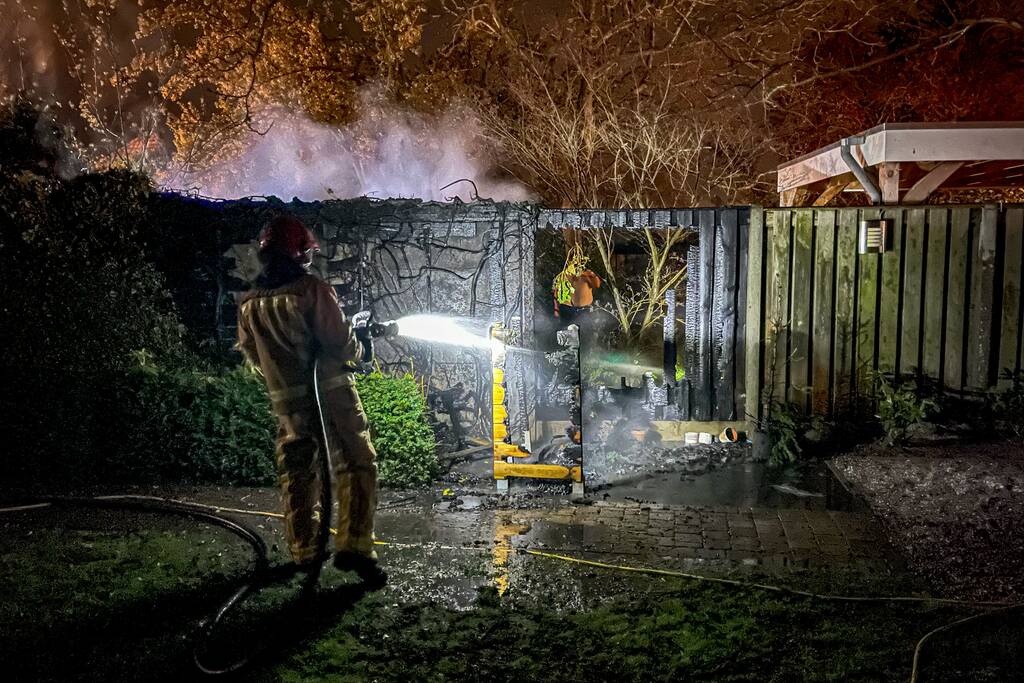 Smeulende kolen in container veroorzaken flinke brand