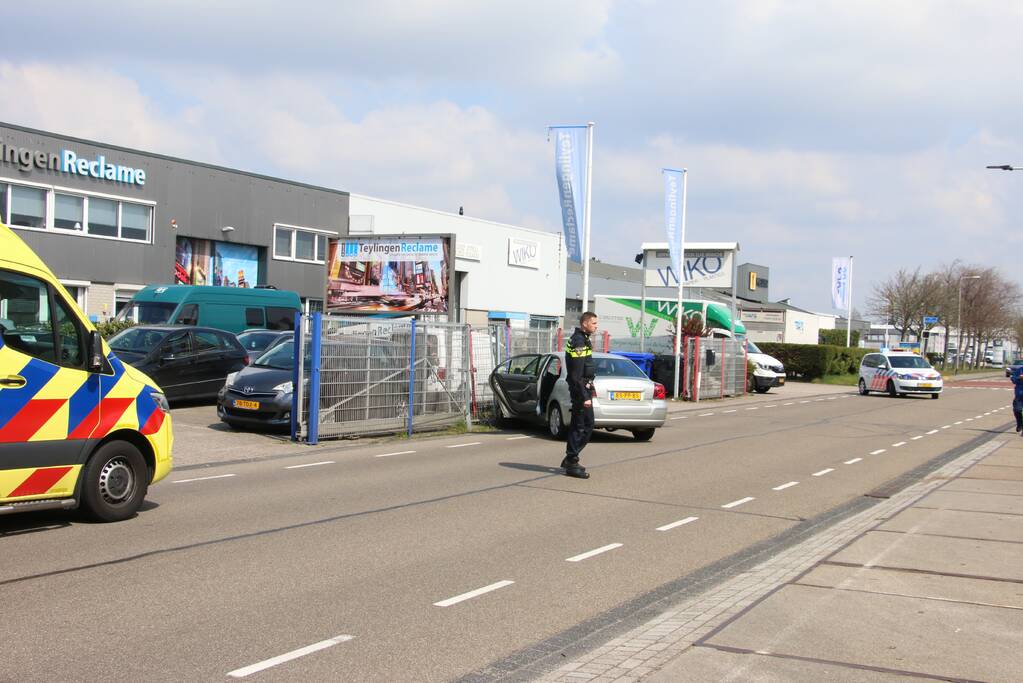 Auto knalt op hekwerk bedrijfspand