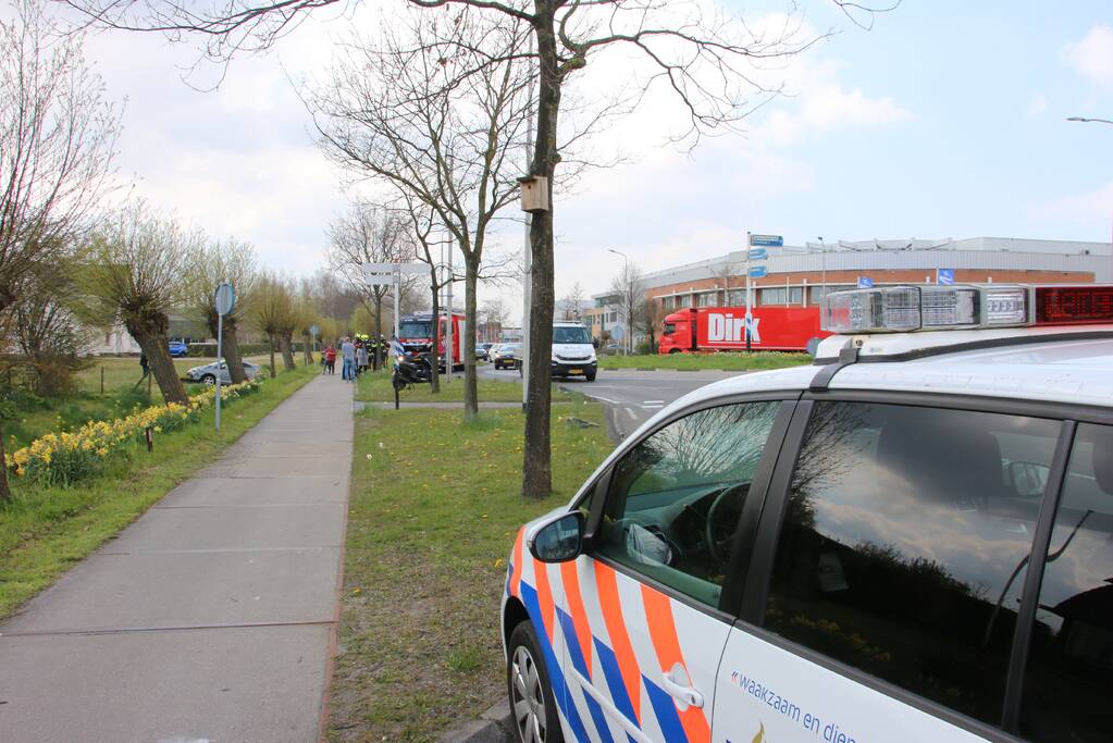 Auto schiet rechtdoor over rotonde en belandt bovenop sloot