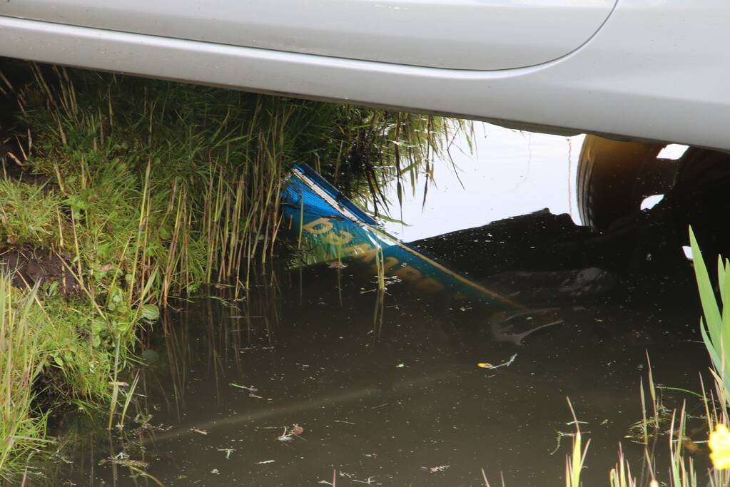 Auto schiet rechtdoor over rotonde en belandt bovenop sloot
