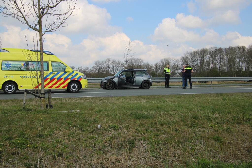 Mini Cooper total-loss na botsing tegen vangrail