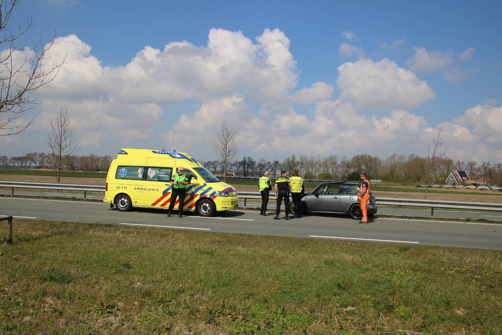 Mini Cooper total-loss na botsing tegen vangrail
