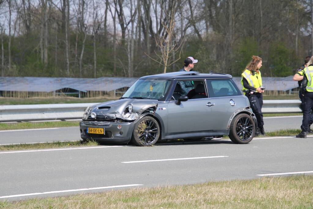 Mini Cooper total-loss na botsing tegen vangrail