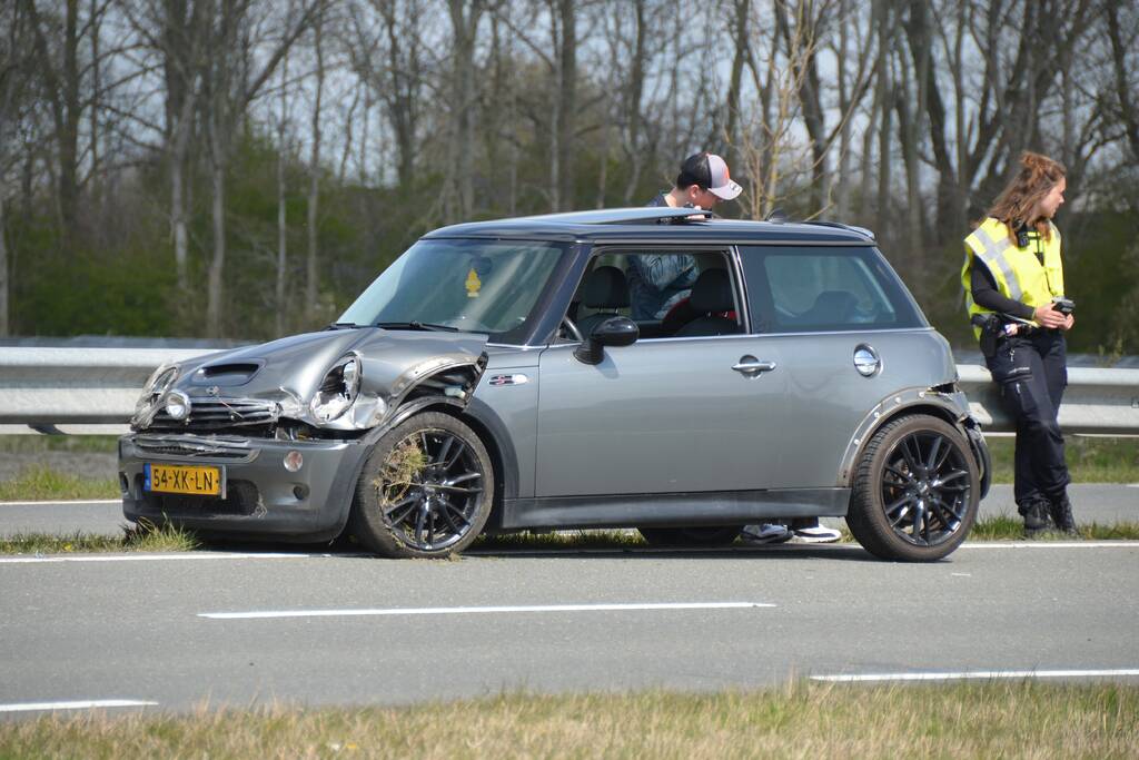 Mini Cooper total-loss na botsing tegen vangrail