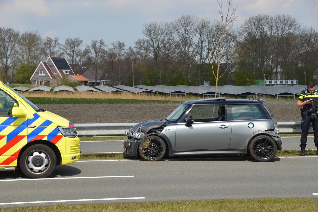 Mini Cooper total-loss na botsing tegen vangrail