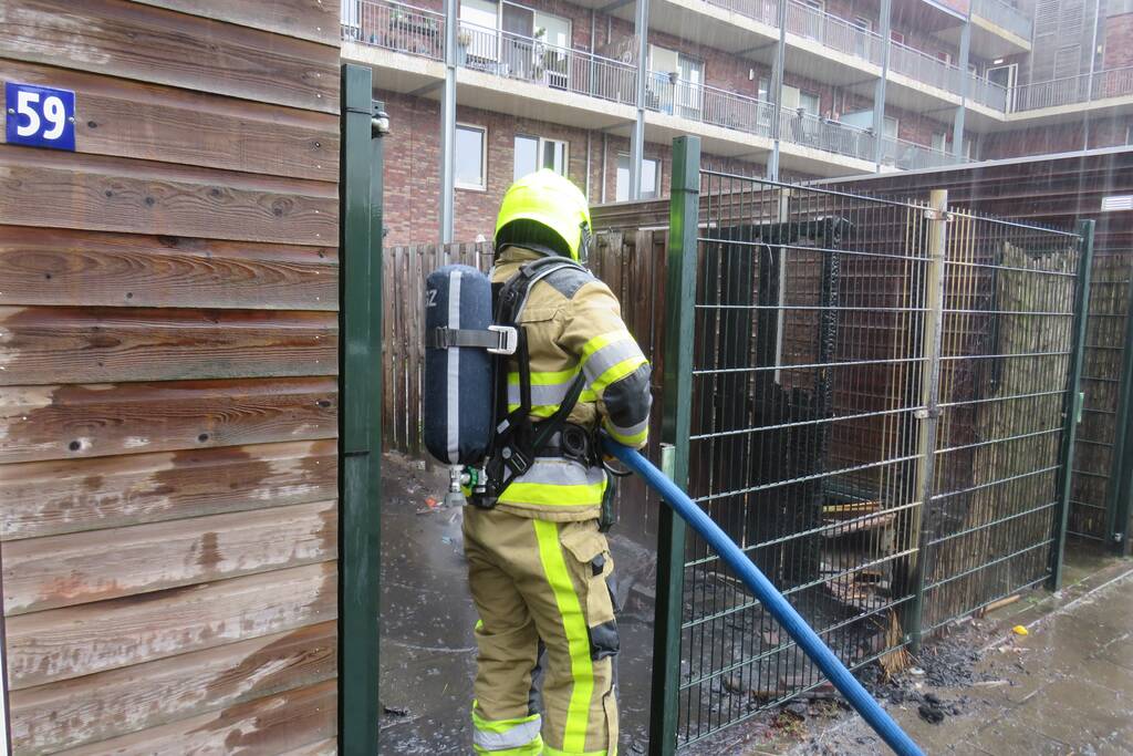 Brand in kliko slaat over naar schutting