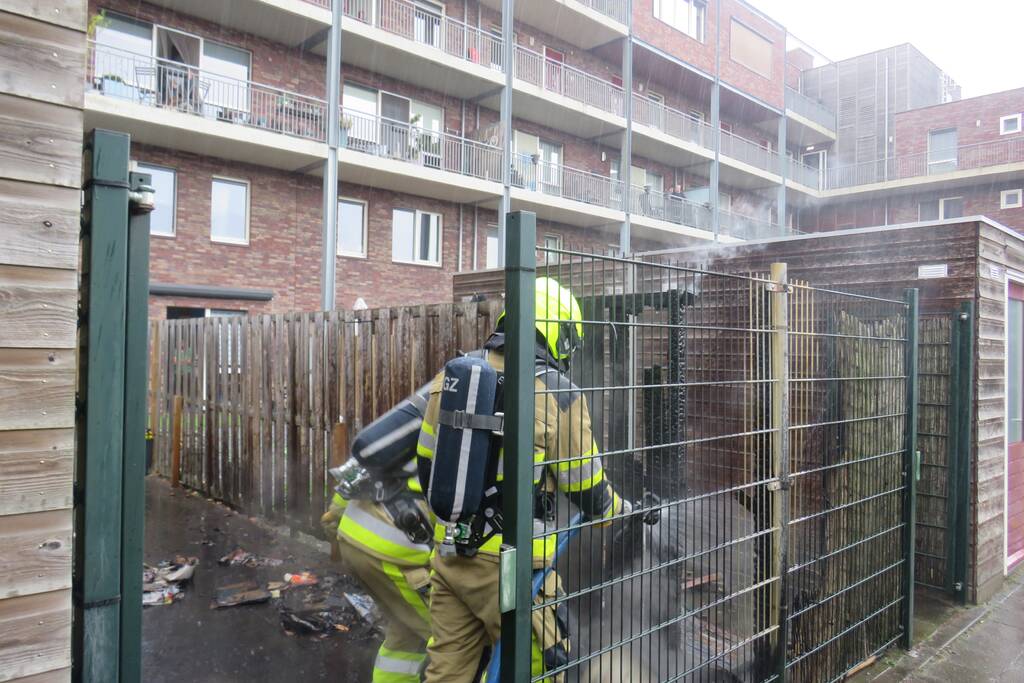 Brand in kliko slaat over naar schutting