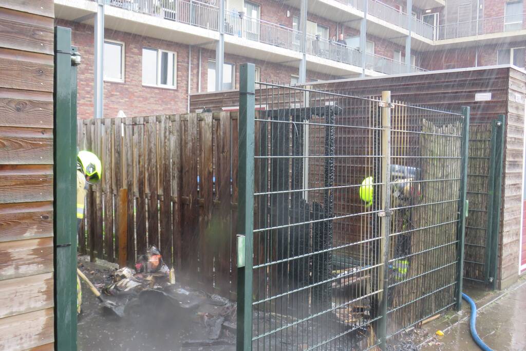 Brand in kliko slaat over naar schutting