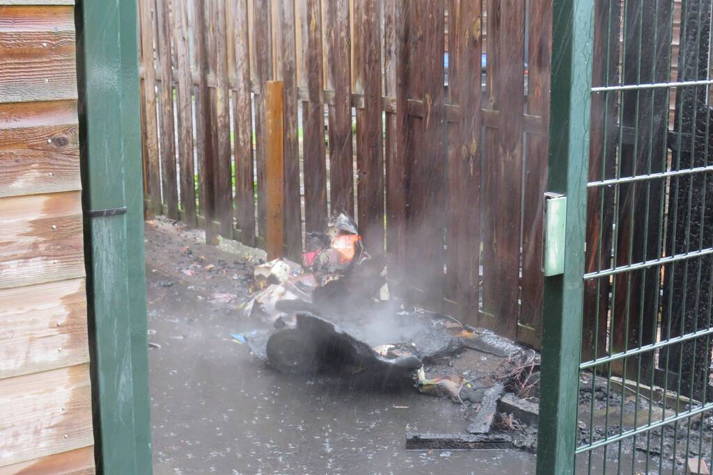 Brand in kliko slaat over naar schutting