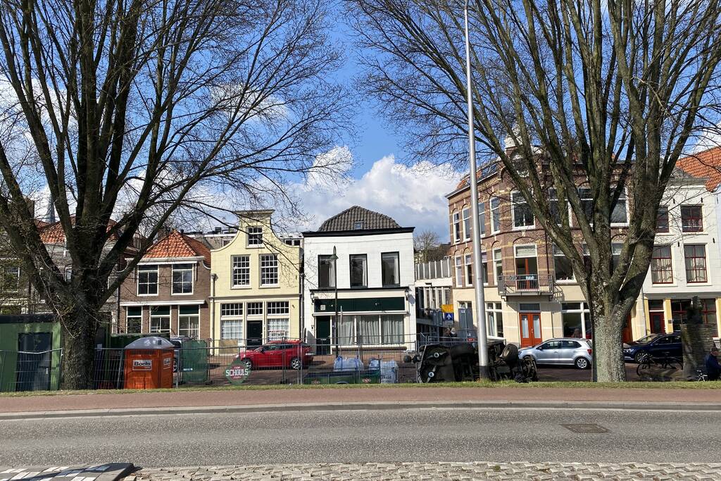 Grasmaaier valt van dijk af