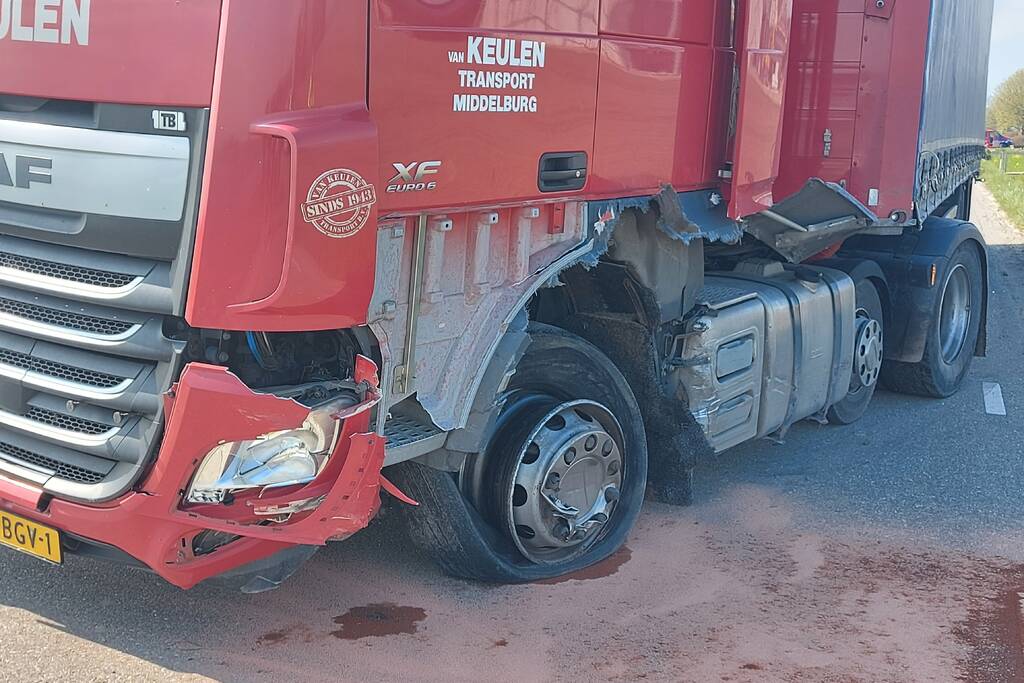 Persoon zwaargewond bij frontale aanrijding met vrachtwagen