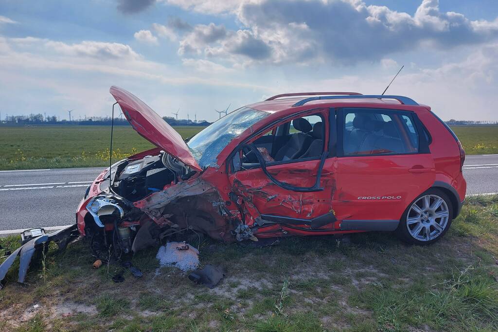 Persoon zwaargewond bij frontale aanrijding met vrachtwagen