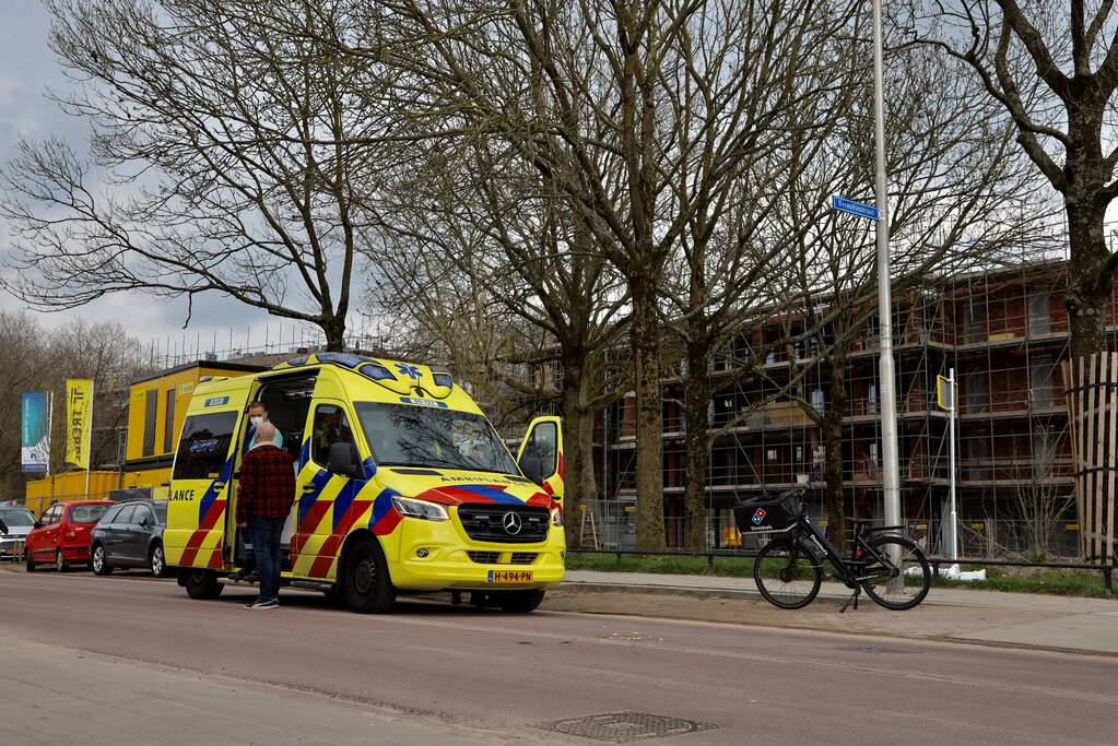 Fietser botst op maaltijdbezorger bij inhaalactie