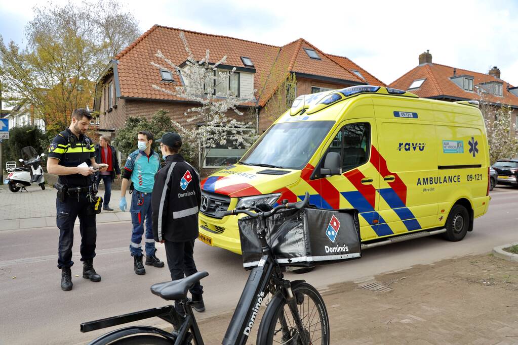 Fietser botst op maaltijdbezorger bij inhaalactie