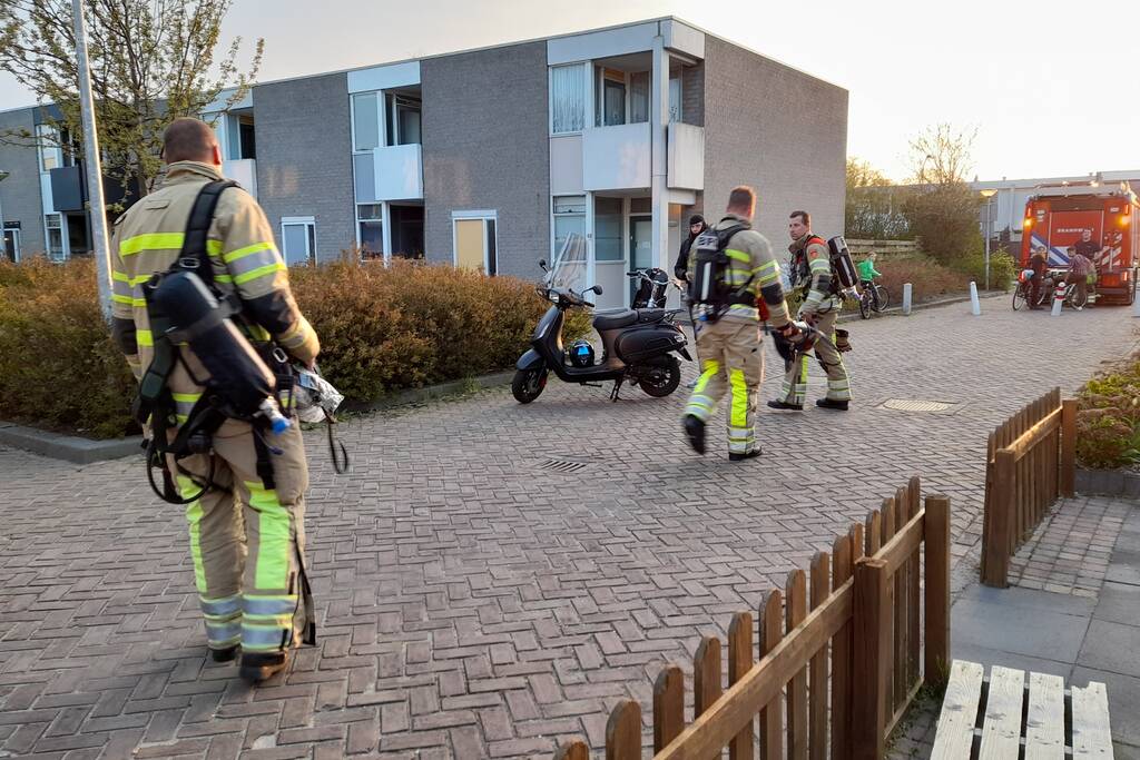Brandweer verricht metingen door vreemde lucht