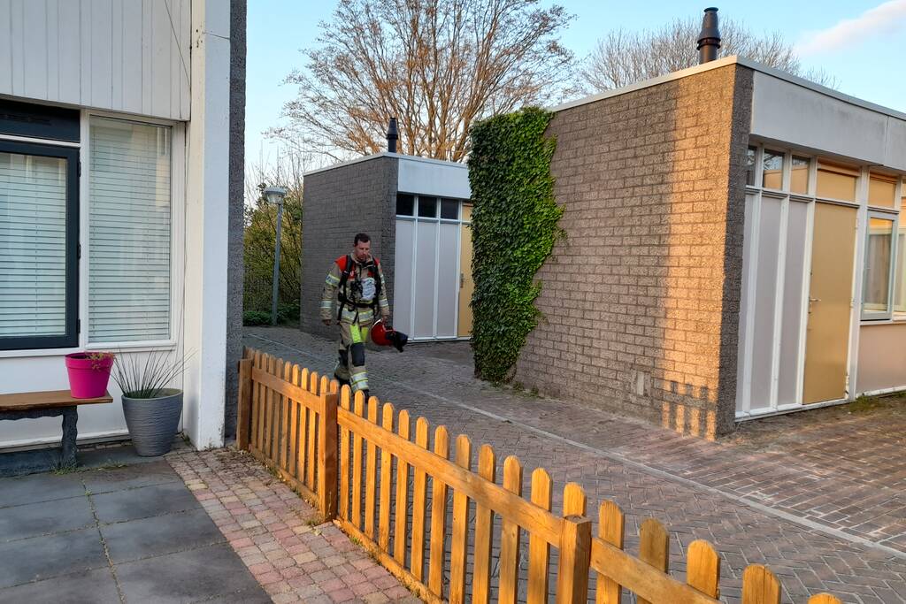 Brandweer verricht metingen door vreemde lucht
